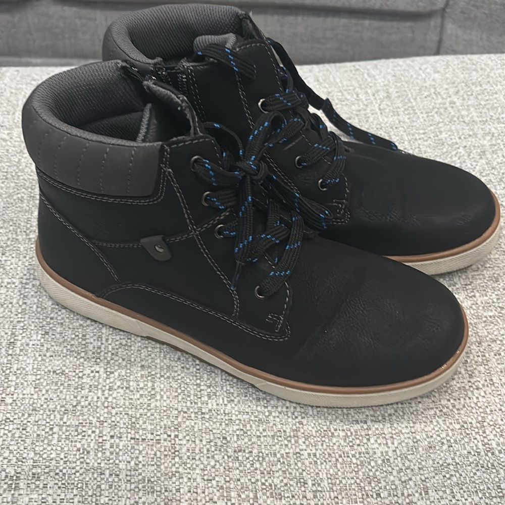 Boys size 6 Black High-Top shoes